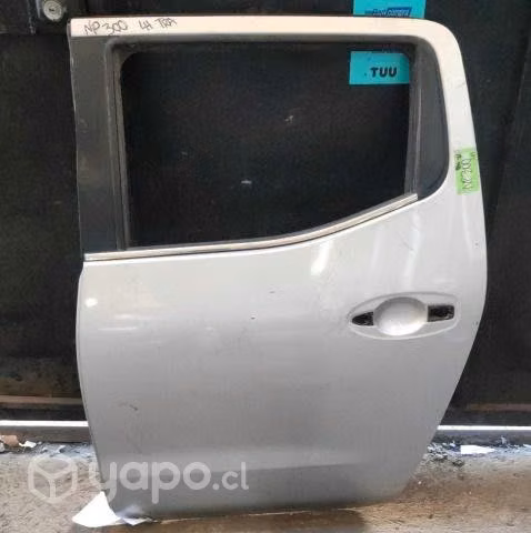 Puerta trasera izquierda nissan np300