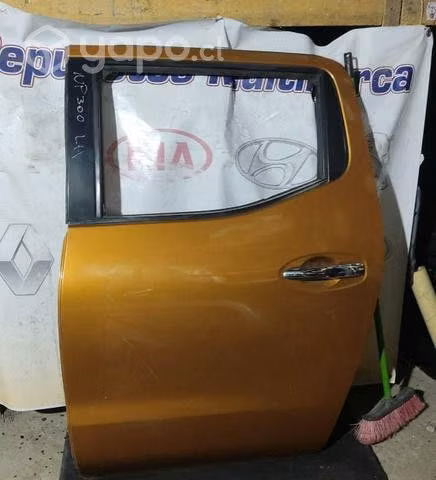 Puerta trasera izquierda Nissan Np300 sin vidrio