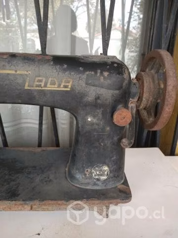 Mueble Bombe y máquina de cocer Lada
