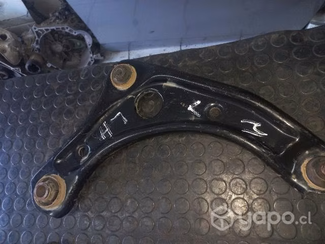 Bandeja delantera izquierda Nissan versa 2017