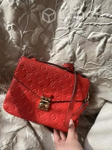 Hermosa cartera roja