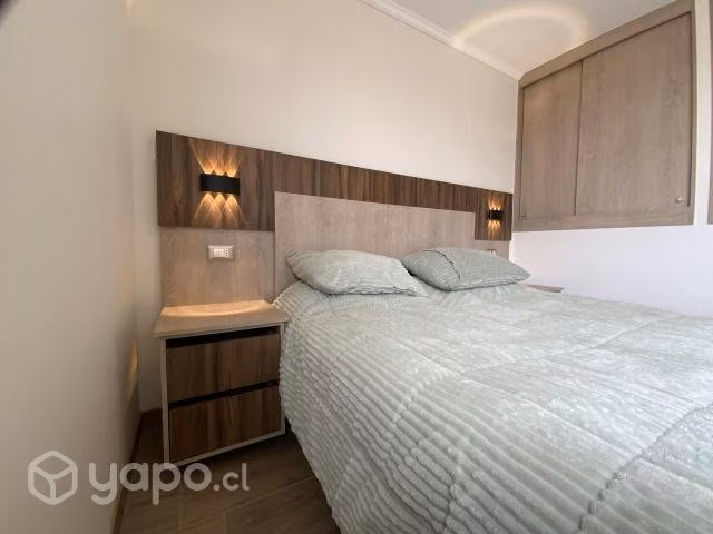 Respaldo de cama con luz y veladores flotantes