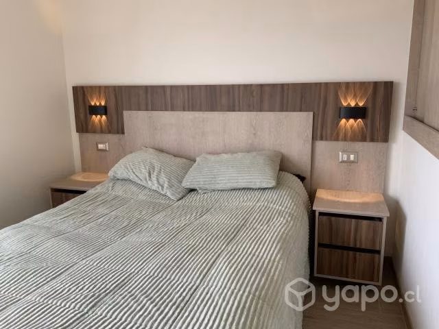 Respaldo de cama con luz y veladores flotantes
