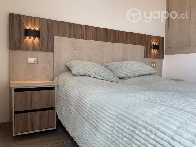 Respaldo de cama con luz y veladores flotantes