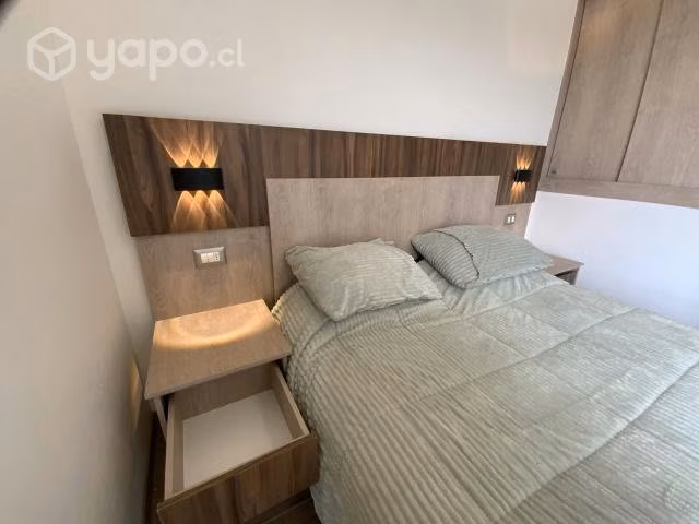 Respaldo de cama con luz y veladores flotantes