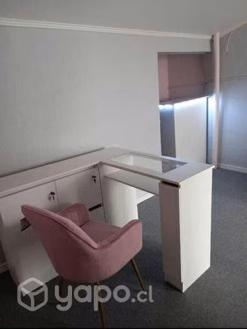 mesa para uñas y silla