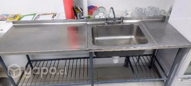 Lavafondos con mesón y repisa
