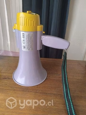 Megafono con grabador de voz.
