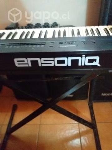 Teclado EnsoniQ muy poco uso solo.en casa