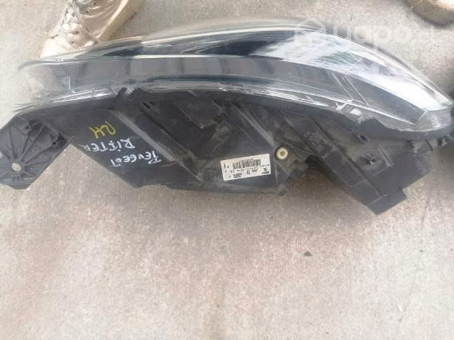 Opticos RH LH PEUGEOT RIFTER ( FALTA UNA PATA )