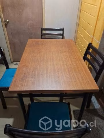 Comedor de madera de cuatro sillas en buen estado - Imagen 3