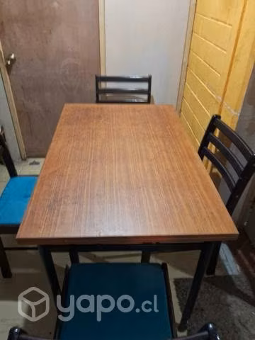 Comedor de madera de cuatro sillas en buen estado