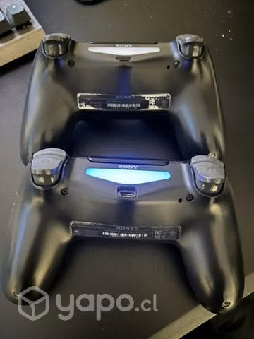 Ps4 con caja, 2 mandos y un juego