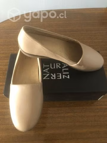 Este par de zapatos bajos de mujer color café