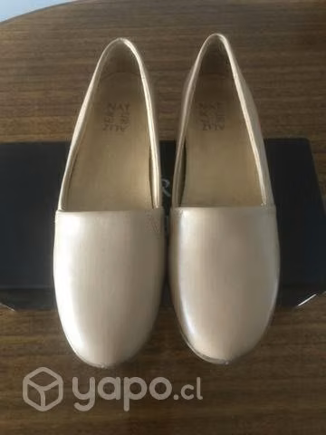 Este par de zapatos bajos de mujer color café