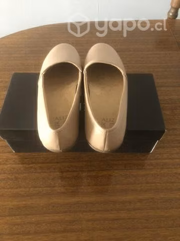 Este par de zapatos bajos de mujer color café