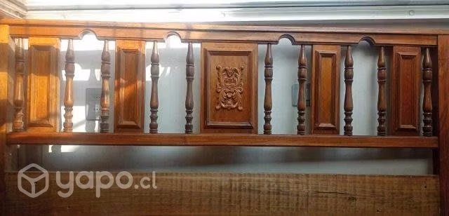 Respaldo de cama tallado en madera