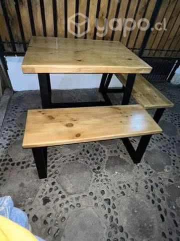 Mesas y bancas de madera