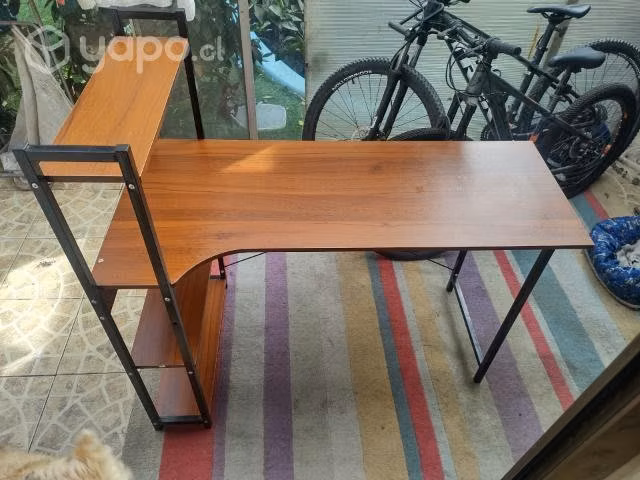 Escritorio con repisas  metal y madera