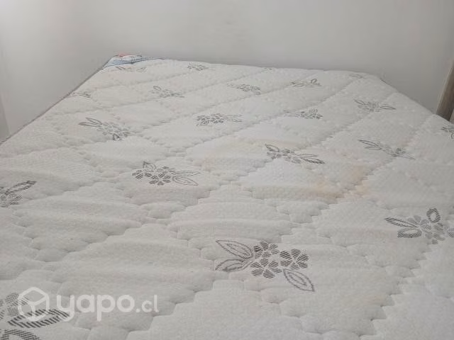 Cama ( colchón y base) y mesa para cuatro