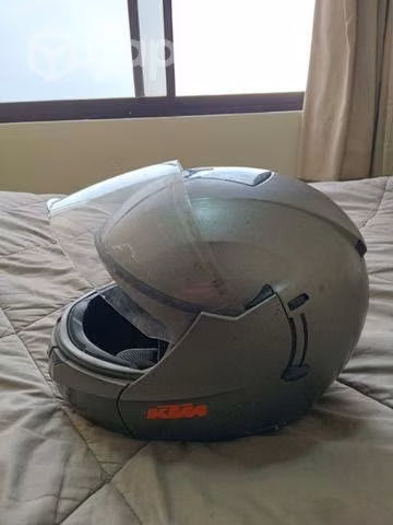 Casco gris moto