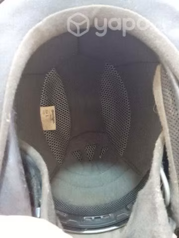 Casco gris moto