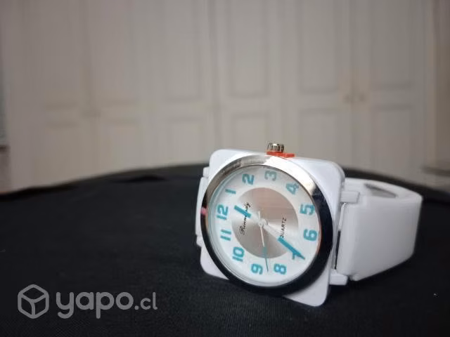 Reloj análogo blanco