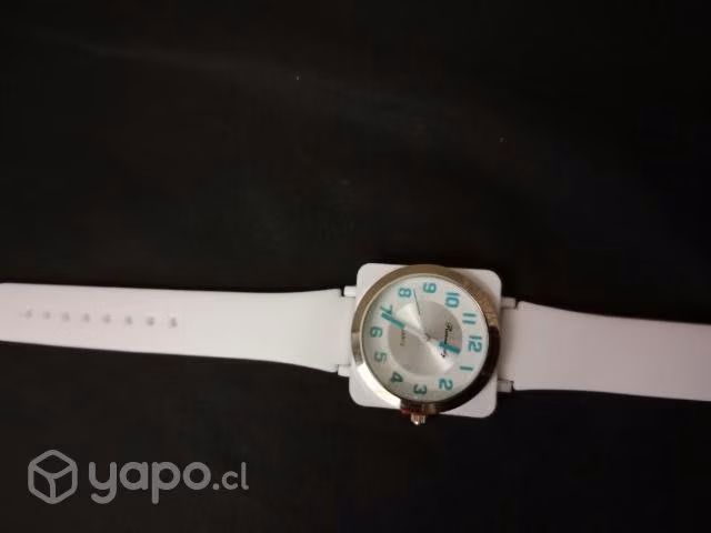 Reloj análogo blanco