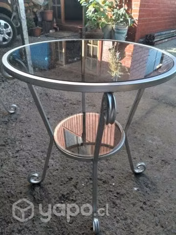 Dos mesas de arrimo y una de centro