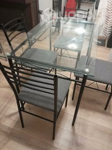 Mesa de comedor con 4 sillas