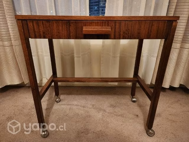 Mesita todouso de madera con cajón
