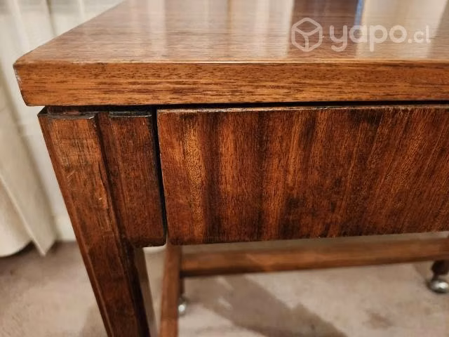 Mesita todouso de madera con cajón