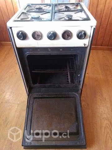 Cosina funcionando sus quemadores y el horno