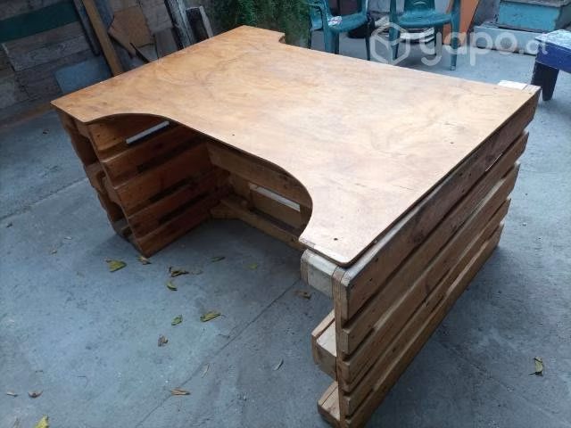 Mesón de trabajo, escritorio de madera y corcho