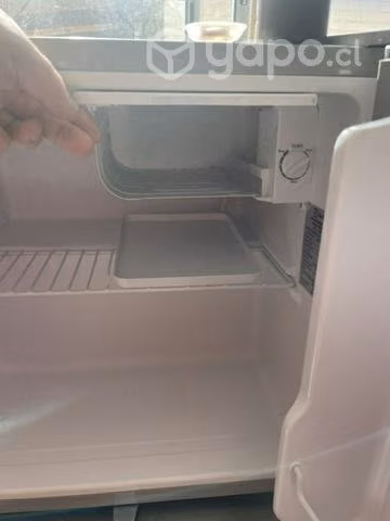 Frigobar capacidad de 46litros.
