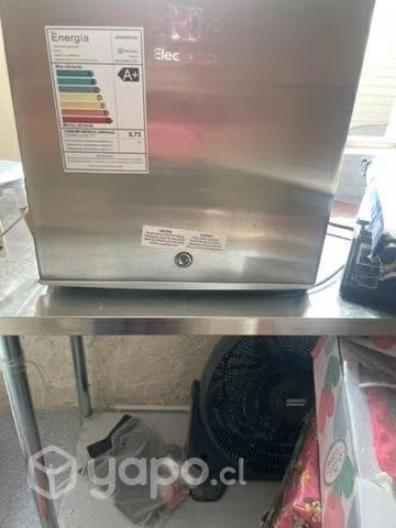 Frigobar capacidad de 46litros.