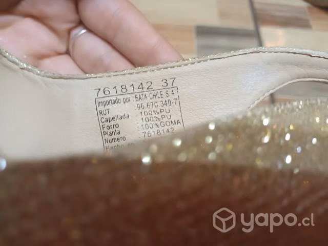 Lindos zapatos dorados - Imagen 2