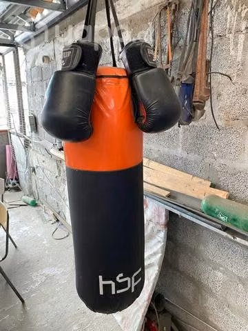 Saco de boxeo más guantes de box