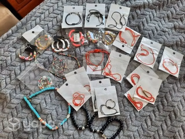 Joyas, pulseras ,aros, collares, relojes etc