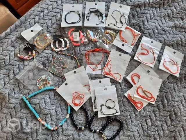 Joyas, pulseras ,aros, collares, relojes etc