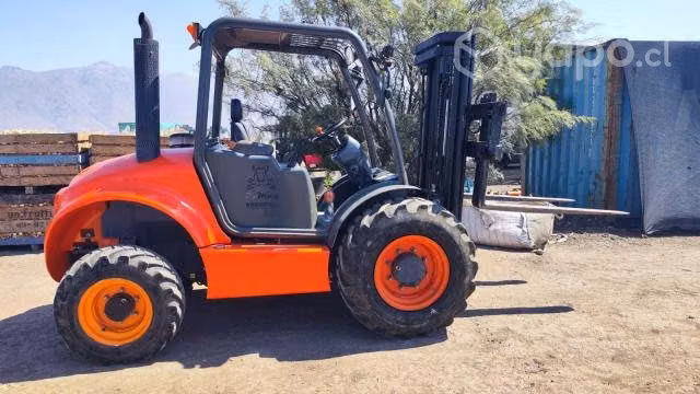 Arriendo Grúa horquilla todoterreno 4x4 2,5 TON