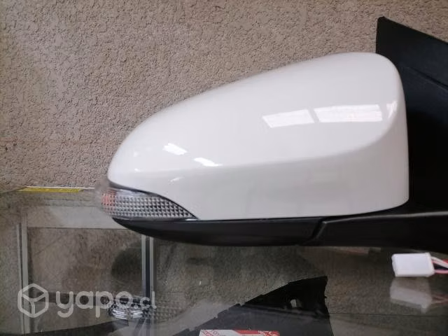Espejo Toyota yaris blanco con intermitente