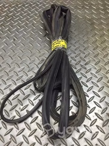Goma contorno pta tra izq Nissan Navara 2008-2011