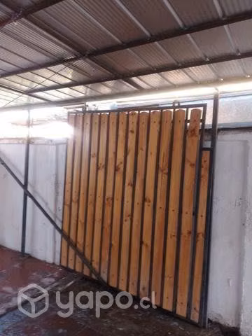 Portón de madera con corredera
