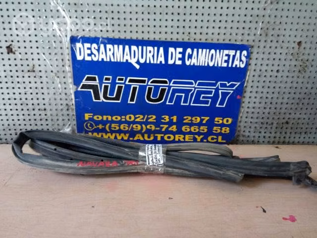 Goma contorno pta del izq Nissan Navara 2008-2011