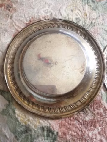2 platos y una tapa de plaque