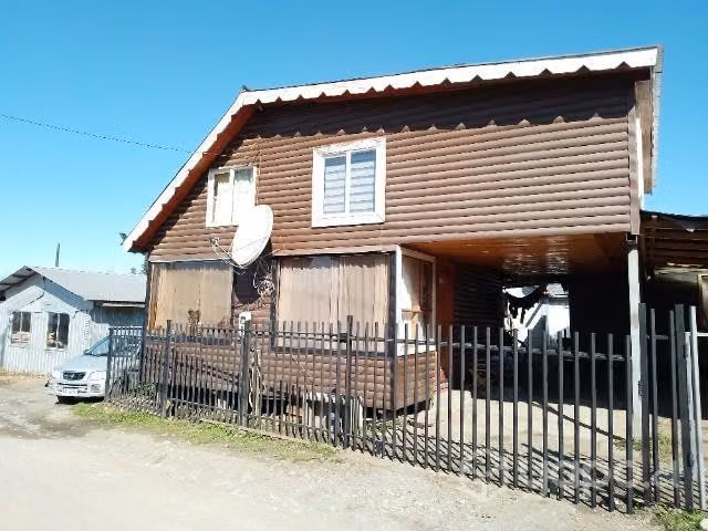 Terreno con 3 casas