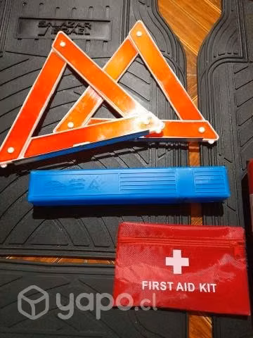 Pisos de auto + Kit de emergencias