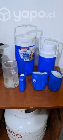 Cooler grande con diferentes accesorios