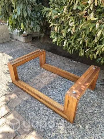 Mesa de centro de madera con cubierta de vidrio